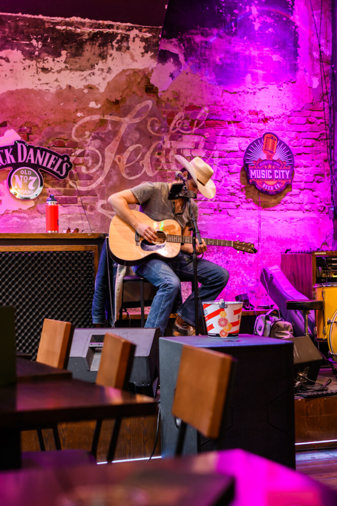 Live music from Teddy's Tavern in Nashville, Tennessee 